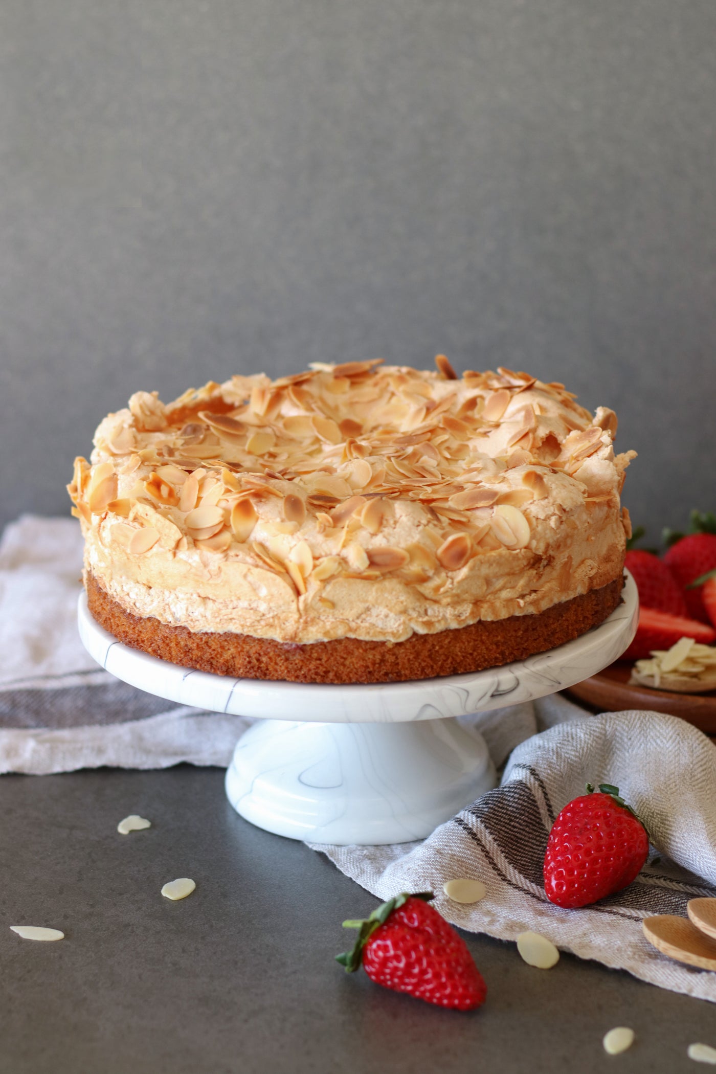 TARTA DE MERENGUE Y MERMELADA DE FRESAS
